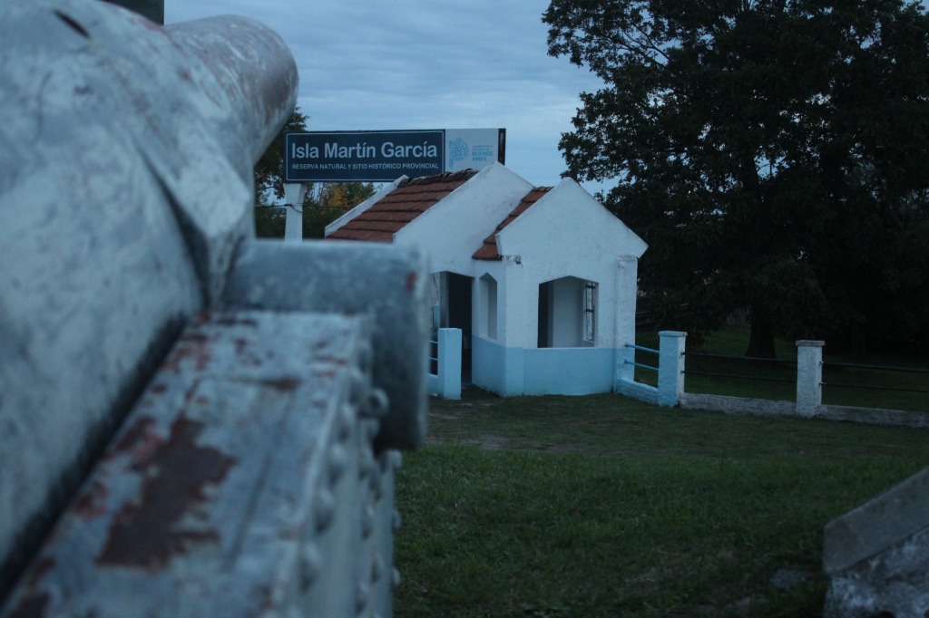 Cañón histórico y puesto de guardia naval en la Reserva y Sitio Histórico Provincial